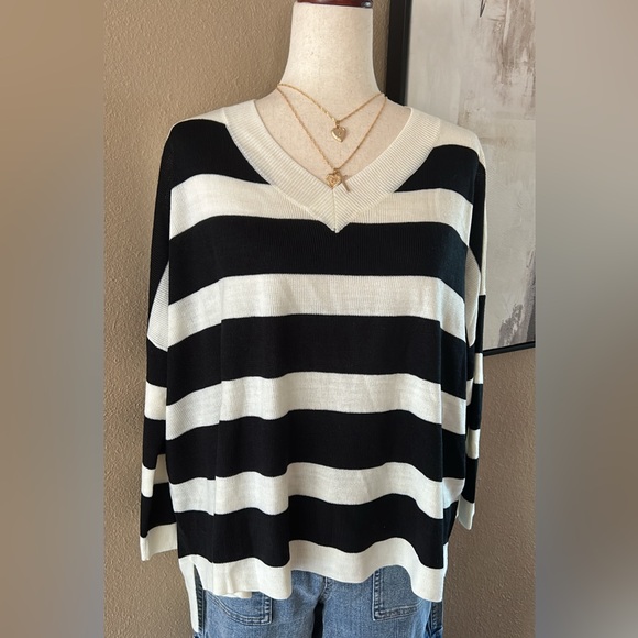 Sweaters - Striped cozy and fashionable oversized sweater in medium